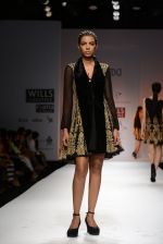 Model walks the ramp for Reyn Tandon Show at Wills Lifestyle India Fashion Week 2013 Day 3 in Mumbai on 15th March 2013 (122).JPG